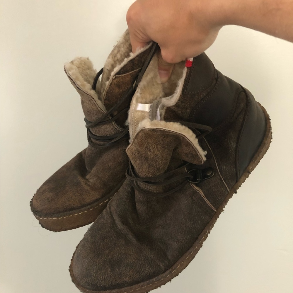 Moncler boots: chocolate leather and fur interior